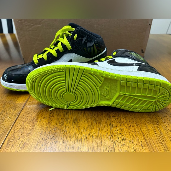 Air Jordan 1 mid SE GS “Black Cyber” - Picture 4 of 7